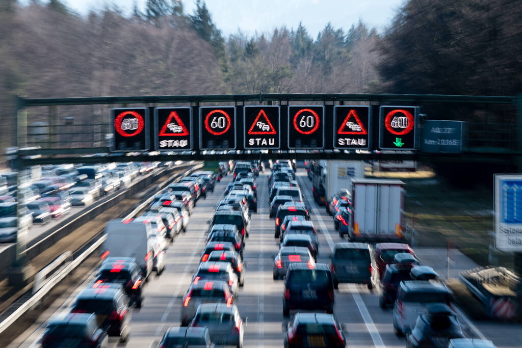  Posle predloga Nemačke sada i Međunarodna agencija poziva vozače da smanje vožnju automobila