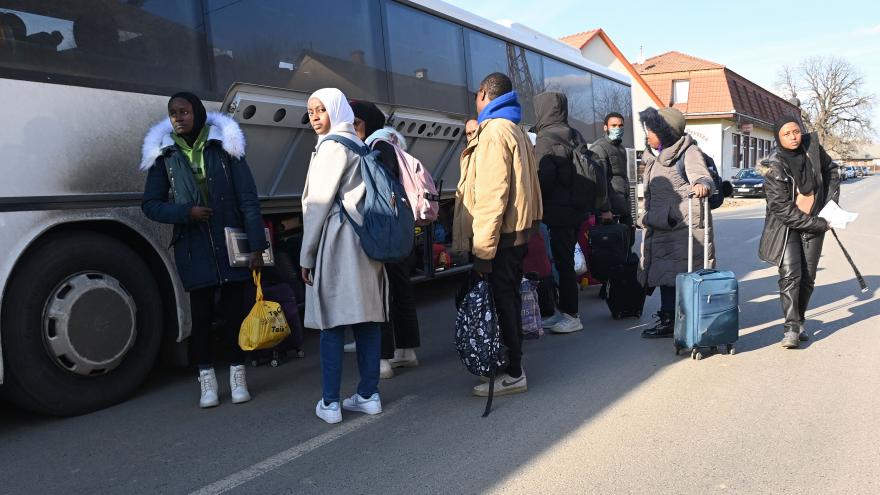  Rasizam na delu! Strani studenti koji beže iz Ukrajine kažu da ih ukrajinske snage izbacuju iz autobusa