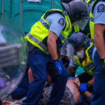 Brutalno nasilje policije nad demonstrantima na protestima protiv kovid tiranije na Novom Zelandu! (VIDEO)