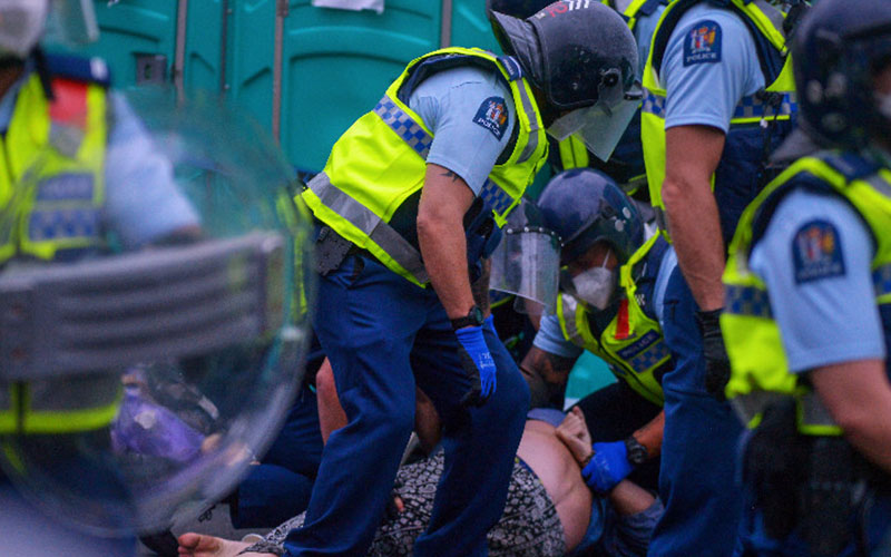  Brutalno nasilje policije nad demonstrantima na protestima protiv kovid tiranije na Novom Zelandu! (VIDEO)