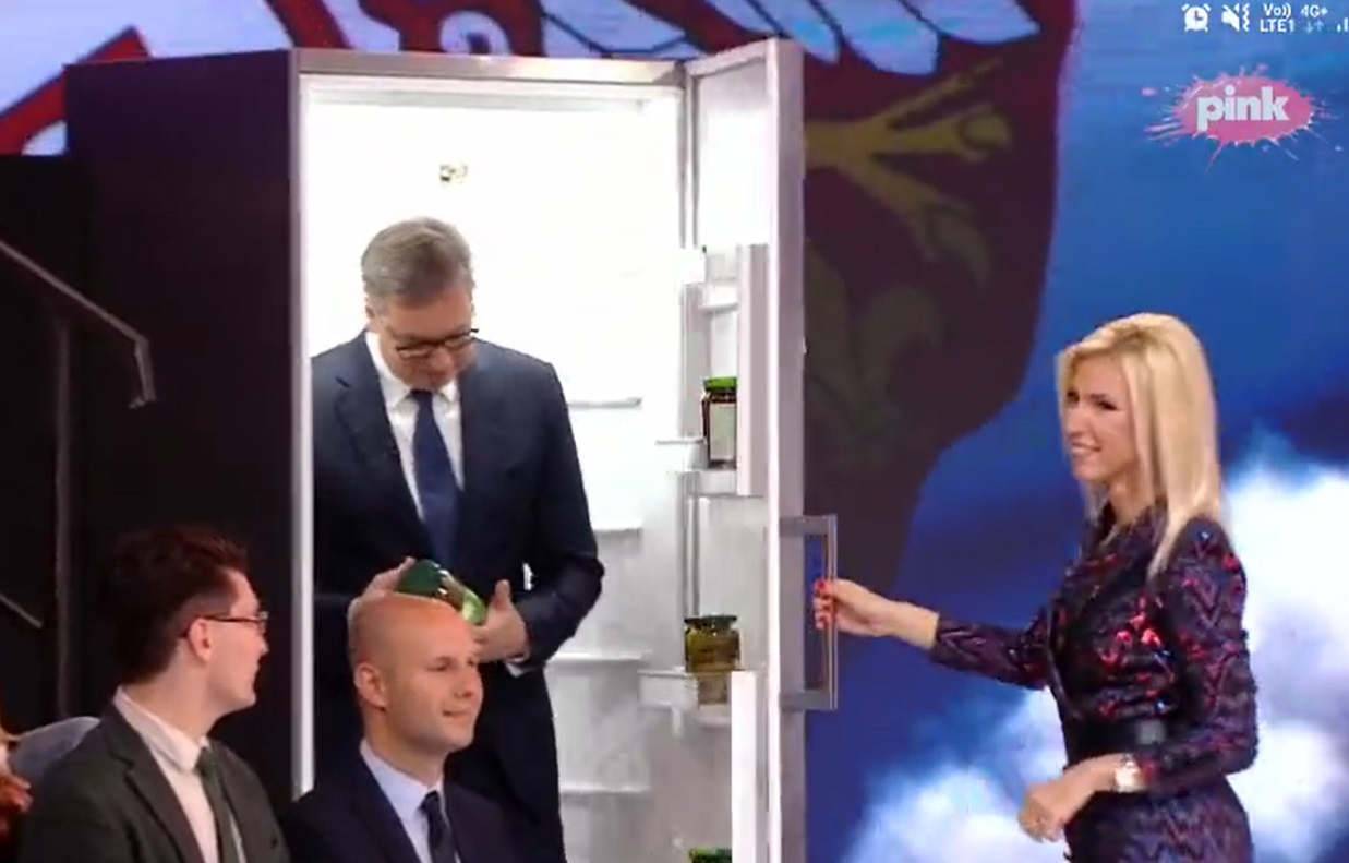  OVO JE VRHUNAC LUDILA! Vučić u programu uživo izašao iz frižidera! SNS prepevao pesmu Delija (VIDEO)