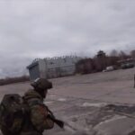 Novi snimak: Pogledajte kako ruski padobranci zauzimaju ukrajinski aerodrom