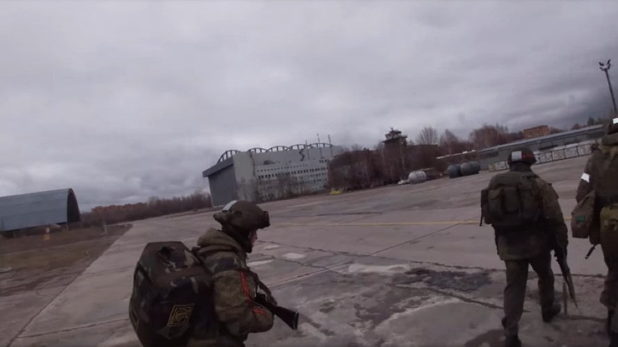 Novi snimak: Pogledajte kako ruski padobranci zauzimaju ukrajinski aerodrom