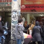 Veliki redovi i ograničenja kupovine u supermarketima u Atini