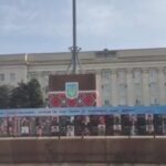 Na centralnom trgu Hersona skinuta ukrajinska zastava- Meštanin: doći će druga, normalna vlast (VIDEO)