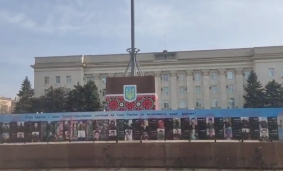  Na centralnom trgu Hersona skinuta ukrajinska zastava- Meštanin: doći će druga, normalna vlast (VIDEO)