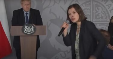 Ukrajinska aktivistkinja koja je pozvala britanskog premijera da Rusiji uvede zonu zabrane letova razotkrivena kao mladi globalni lider WEF-a
