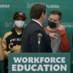 KOJI CAR! Guverner Floride Ron DeSantis naredio učenicima da skinu maske i prekinu sa KOVID teatrom (VIDEO)