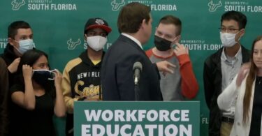 KOJI CAR! Guverner Floride Ron DeSantis naredio učenicima da skinu maske i prekinu sa KOVID teatrom (VIDEO)