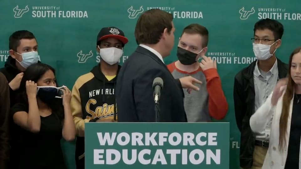  KOJI CAR! Guverner Floride Ron DeSantis naredio učenicima da skinu maske i prekinu sa KOVID teatrom (VIDEO)