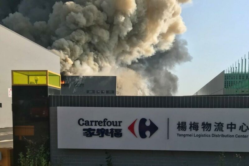  Masivan požar u glavnom logističkom centru za prehrambene proizvode na Tajvanu