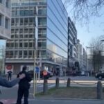 Bajdenova kolona napadnuta u sred Brisela: Objavljen snimak čoveka koji flašom gađa američki konvoj