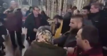 Ništa im nije sveto! Ukrajinci upali u crkvu i kidnapovali pravoslavnog sveštenika (VIDEO)