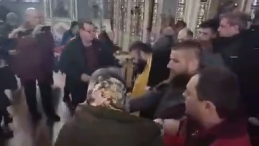  Ništa im nije sveto! Ukrajinci upali u crkvu i kidnapovali pravoslavnog sveštenika (VIDEO)