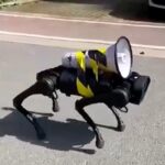 Pogledajte! U zaklučanom Šangaju roboti sprovode zakon: upozoravaju stanovništvo da ne izlaze iz kuća (VIDEO)