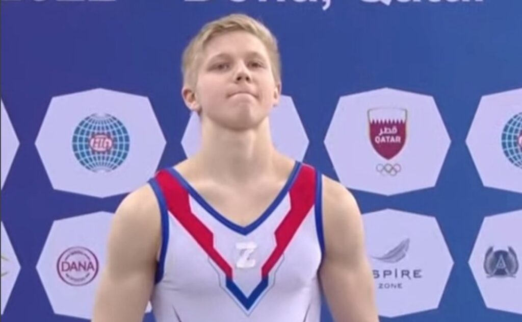 Mladi ruski gimnastičar na dodeli medalje stao pored Ukrajinca noseći slovo -Z- na grudima!