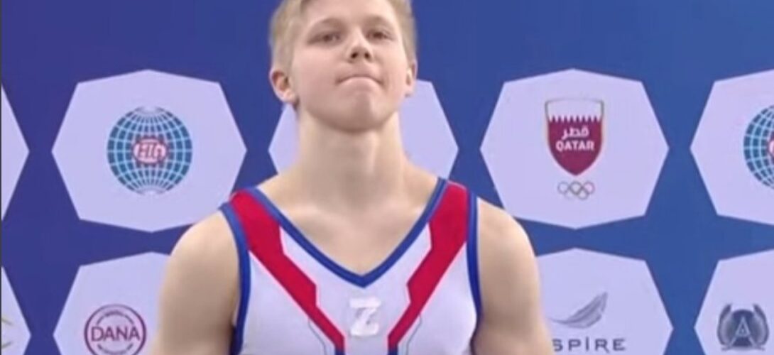 Mladi ruski gimnastičar na dodeli medalje stao pored Ukrajinca noseći slovo -Z- na grudima!