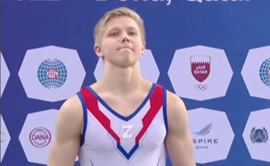  Mladi ruski gimnastičar na dodeli medalje stao pored Ukrajinca noseći slovo -Z- na grudima!