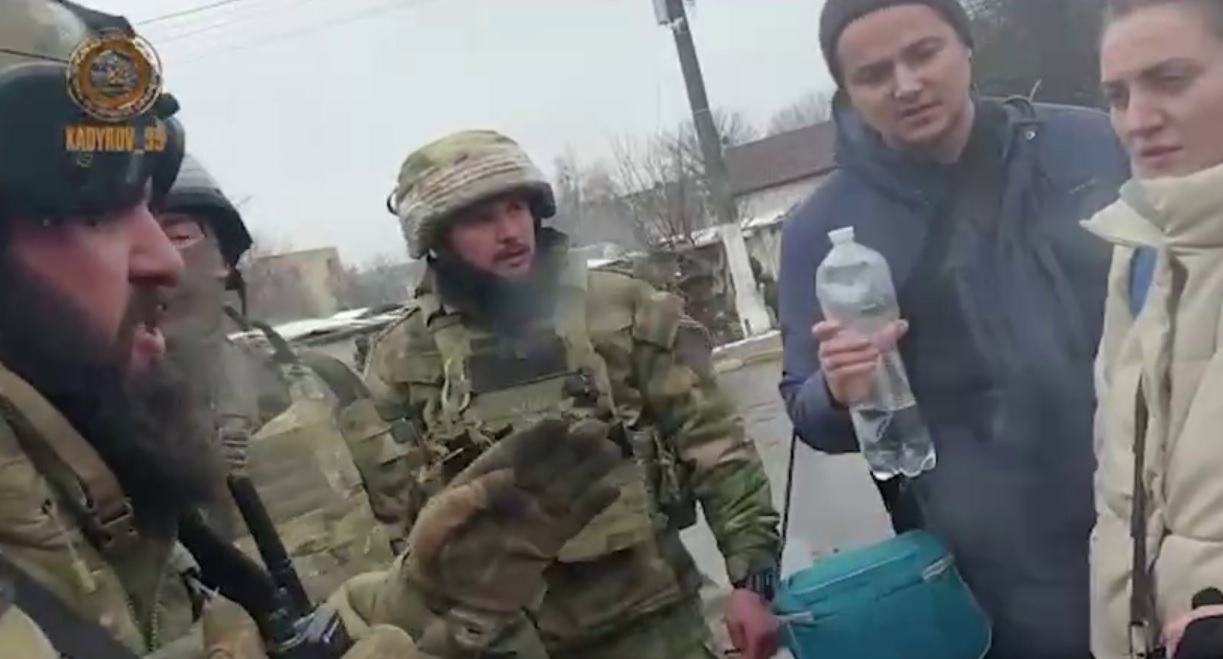  POGLEDAJTE! Evo kako čečenski vojnici spašavaju Ukrajinske izbeglice od sopstvene vojske! Kadirov: Oslobodićemo ih od nacističke dominacije