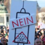 Austrijska političarka, predvodnica korona tiranije dobila čašu u glavu od mladog Austrijanca na sred ulice