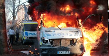 Leti kamenje, gore automobili u Švedskoj! Neredi u jeku rasne i verske mržnje (VIDEO)