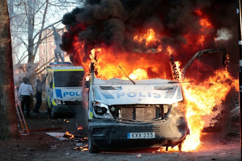 Leti kamenje, gore automobili u Švedskoj! Neredi u jeku rasne i verske mržnje (VIDEO)