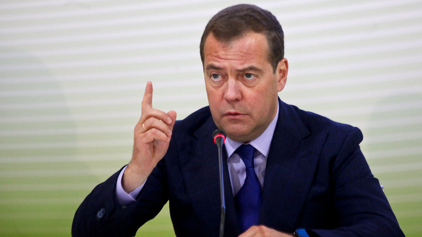  Dmitrij Medvedev o Maskovoj kupovini Tvitera: Ništa se neće promeniti osim ako Mask ne premesti Tviter van Amerike