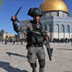 I danas haos u Jerusalimu! Kamenje na policiju, šok bombe i gumeni meci na Palestince (VIDEO)