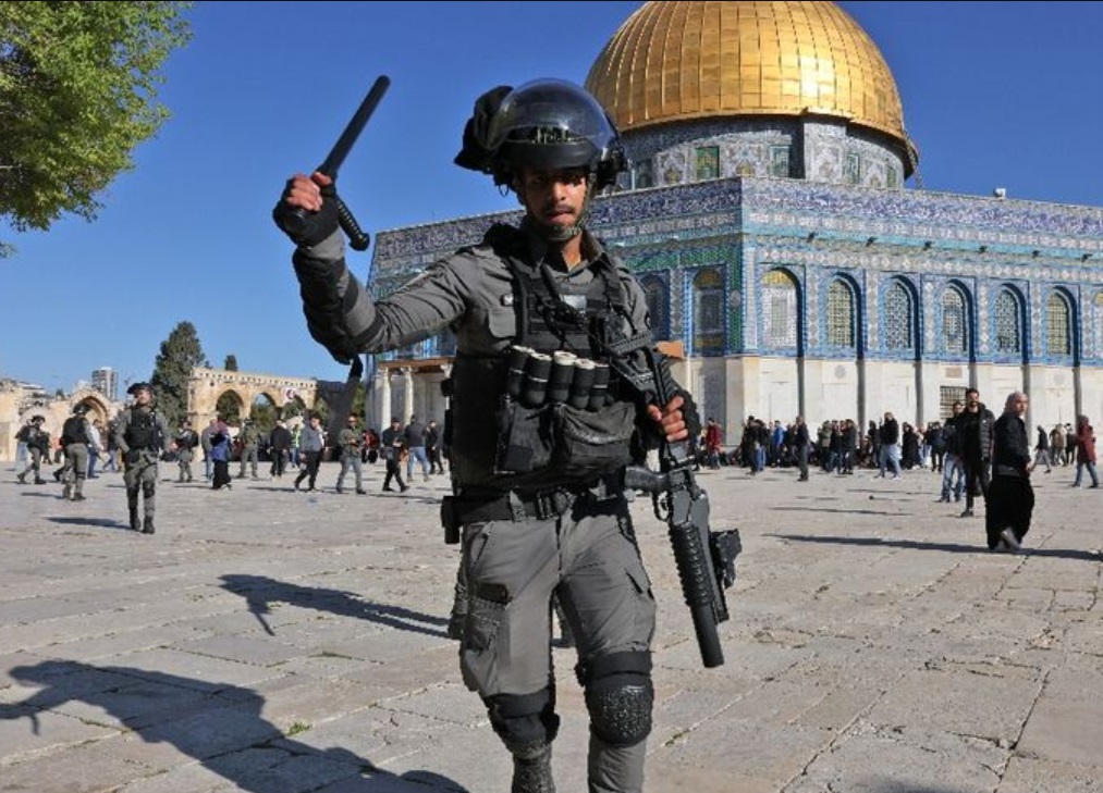  I danas haos u Jerusalimu! Kamenje na policiju, šok bombe i gumeni meci na Palestince (VIDEO)