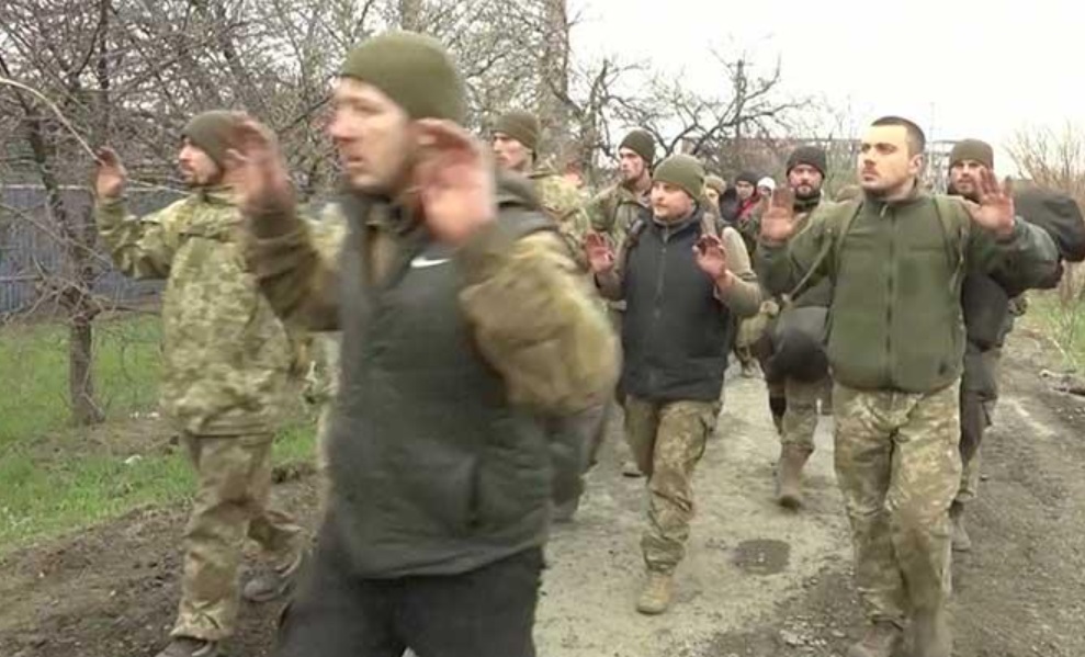  Pogledajte! Predaja Ukrajinskih snaga Rusima: Odbili da poginu za Kijev (VIDEO)