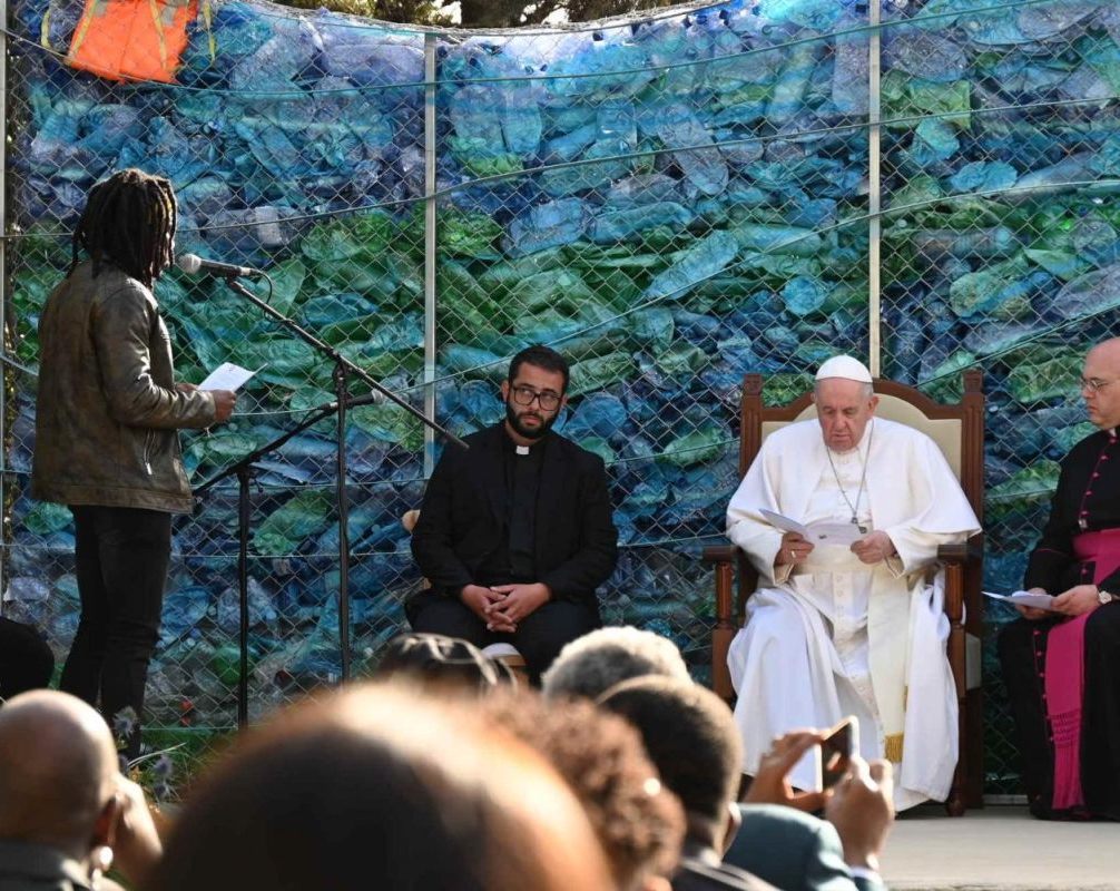  Papa Franja uklonio krst u toku posete Malti- Umesto Isusovog raspeća stavio bavio se zaštitom ekologije
