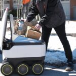 U Moskvi hranu dostavljaju roboti ali ovog puta priroda je rekla NEMA DALJE (VIDEO)