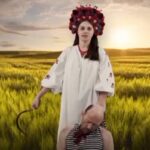 Kao ISIS! Ukrajinci pustili reklamu u kojoj Ukrajinka seče grkljan ruskom oficiru- Moskva pokrenula istragu (VIDEO)