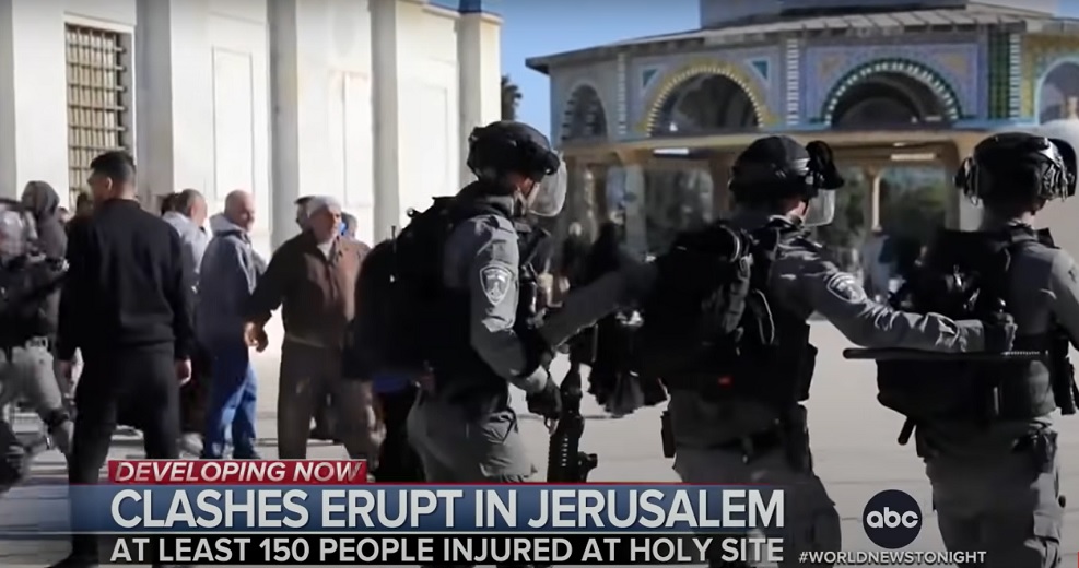 Izraelska policija upala u Al-Aksu, Palestinci brane džamiju