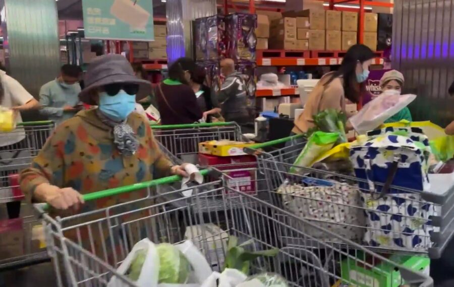  Panika u Pekingu! Kinezi u paničnoj kupovini u supermarketima zbog straha od zatvaranja! (VIDEO)