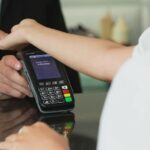 POČELO JE! Londonska kompanija za 299 dolara ugrađuje ČIP pod kožu! Procedura ugradnje traje 4 minuta (VIDEO)