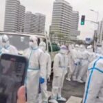 Novi snimci iz Šangaja: Kineska policija udarila na narod u toku sprovođenja novih zaključavanja (VIDEO)