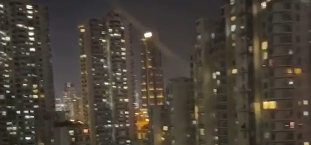 Novi snimci iz Kine pokazuju zaključane stanovnike Šangaja koji vrište iz svojih stanova! Nemaju dovoljno hrane, dostava ne radi (VIDEO)