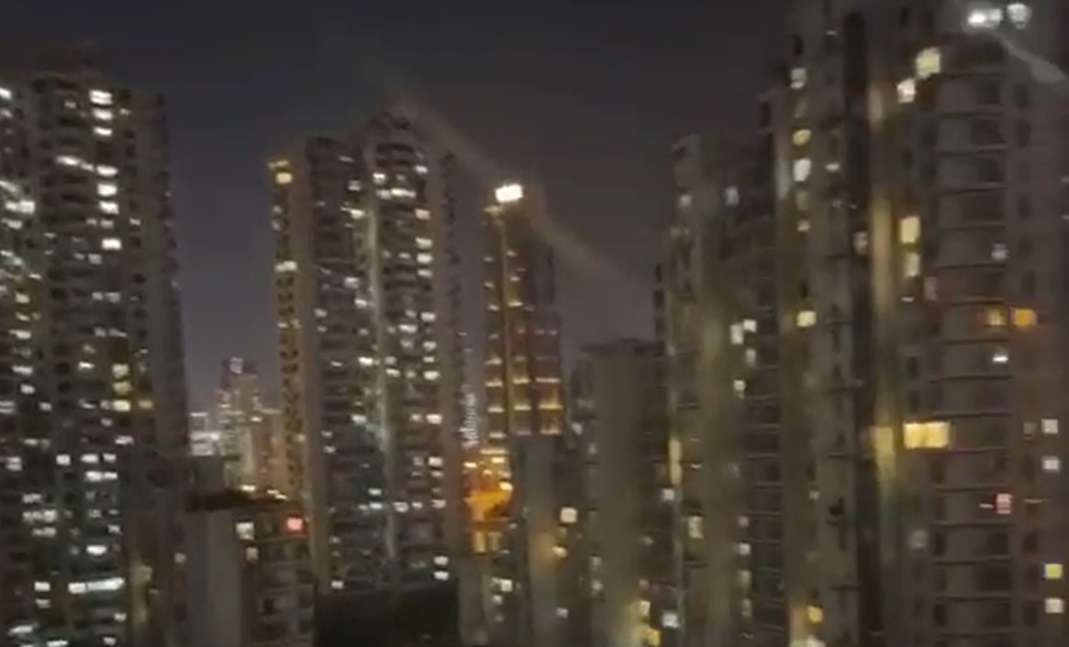  Novi snimci iz Kine pokazuju zaključane stanovnike Šangaja koji vrište iz svojih stanova! Nemaju dovoljno hrane, dostava ne radi (VIDEO)