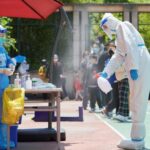 UVEK MOŽE GORE! Kinezi u Šangaju pooštravaju mere korona ludila! Stavljaju alarme na kuće kako bi sprečili izlazak građana