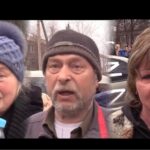 Ukrajinci svedoče američkom novinaru: Fašisti iz Azova ubijaju samo civile, da nije Rusa mnogi bi umrli od gladi (VIDEO)