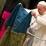 Papi doveli ukrajinsku decu- On ljubio ratnu zastavu Ukrajine