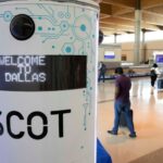 Novo normalno! Robot na aerodromu u Dalasu hvata putnike bez maske