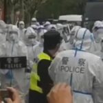POGLEDAJTE! Kinezi se sukobili sa policijom u Šangaju! Žele da im pretvore stanove u kovid logore (VIDEO)
