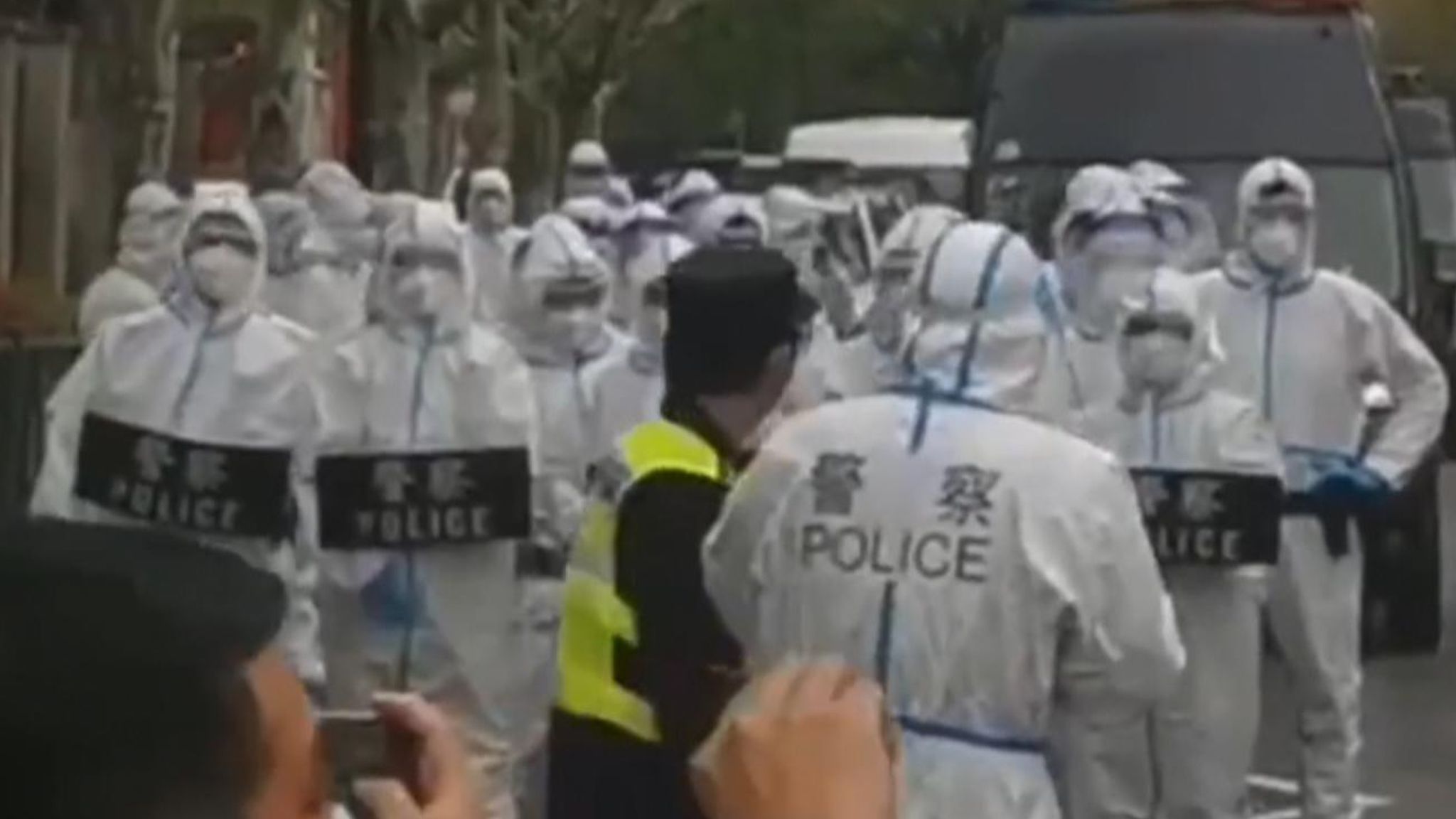  POGLEDAJTE! Kinezi se sukobili sa policijom u Šangaju! Žele da im pretvore stanove u kovid logore (VIDEO)