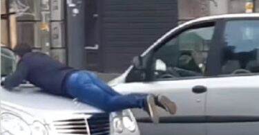 SRBIJA BURE BARUTA! Taksista posle obračuna na u centru Beograda na haubi vozio prolaznika sa kojim se potukao (VIDEO)