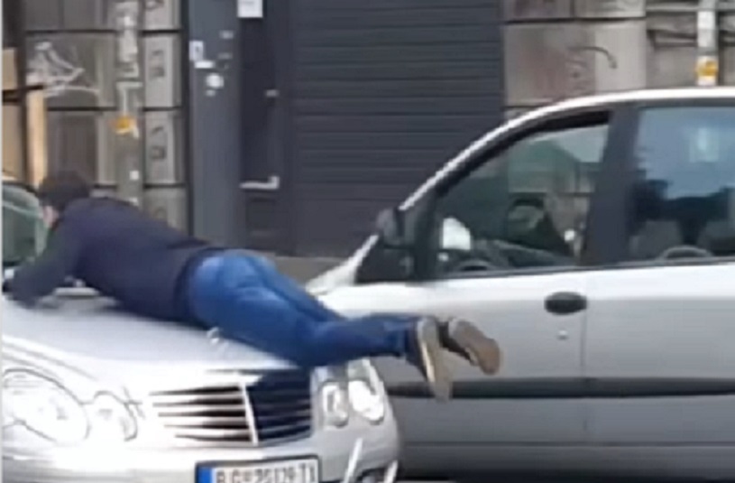  SRBIJA BURE BARUTA! Taksista posle obračuna na u centru Beograda na haubi vozio prolaznika sa kojim se potukao (VIDEO)