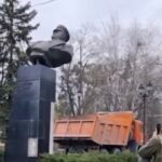 Oživeo nacizam: U Harkovu srušen spomenik maršalu Georgiju Žukovu(VIDEO)