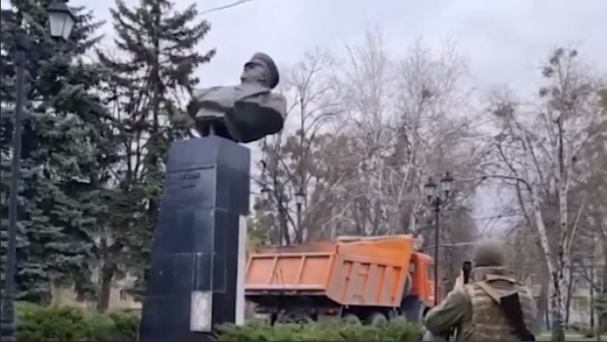  Oživeo nacizam: U Harkovu srušen spomenik maršalu Georgiju Žukovu(VIDEO)