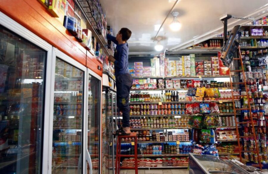 RASTE BROJ ŽRTAVA PROTESTA protiv skoka cena hrane u Iranu! Petoro poginulo a osnovne potrepštine skuplje za 300% (VIDEO)